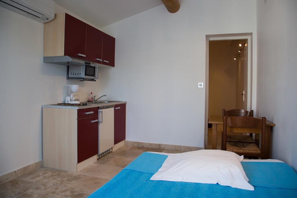 Appartements " Le Clos De La Cerisaie" Castillon-du-Gard Exterior foto